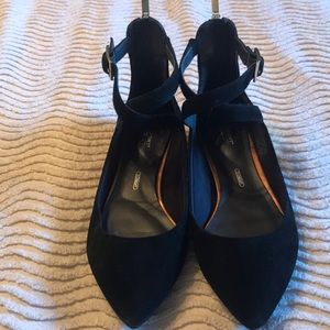 Lightly worn rockport flats. Very comfortable.